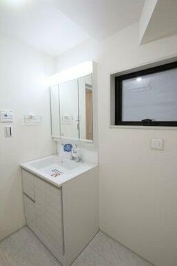 白を基調とした洗面台