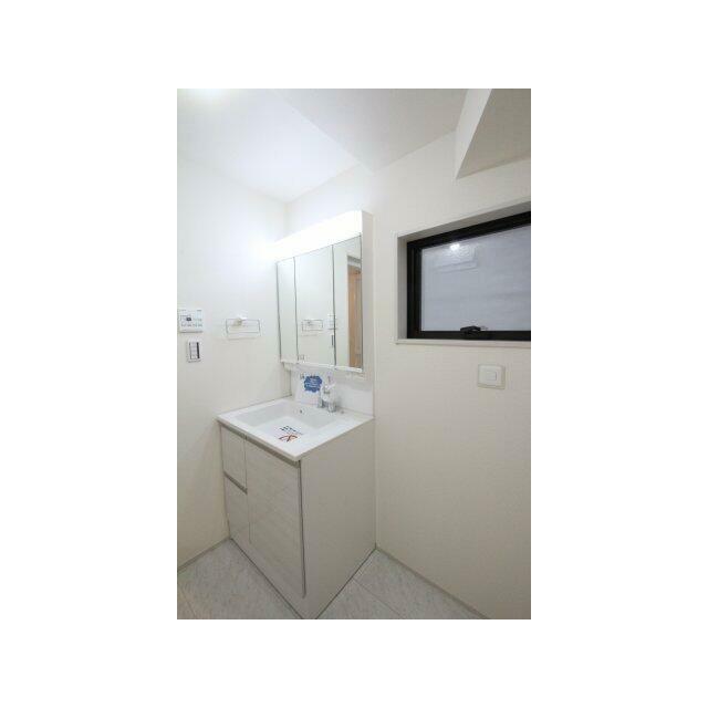 白を基調とした洗面台
