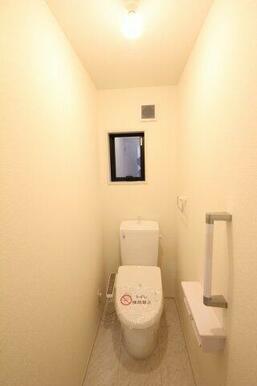 1階と2階にトイレがあり、ウォシュレット完備