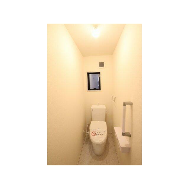 1階と2階にトイレがあり、ウォシュレット完備