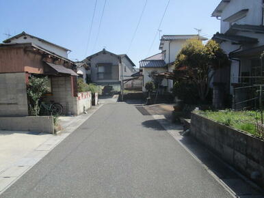 前面道路です。物件は奥右側の突き当りです。