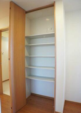 【収納】ＬＤＫにある造りつけの収納セットは日用雑貨品から買い置きの食品、お子様のおもちゃなど幅広く…