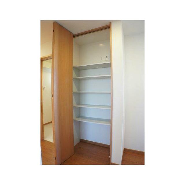 【収納】ＬＤＫにある造りつけの収納セットは日用雑貨品から買い置きの食品、お子様のおもちゃなど幅広く…