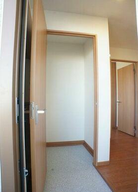 【玄関収納】使い方いろいろ便利な土間収納！ベビーカーやアウトドア用品など趣味やライフスタイルに合わ…