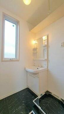 鏡の両脇に収納スペースを確保した洗髪洗面化粧台は、水栓がリフトアップするので洗髪もラクラク♪忙しい…