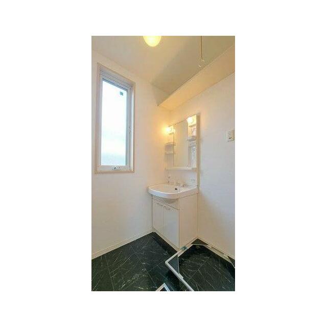 鏡の両脇に収納スペースを確保した洗髪洗面化粧台は、水栓がリフトアップするので洗髪もラクラク♪忙しい…