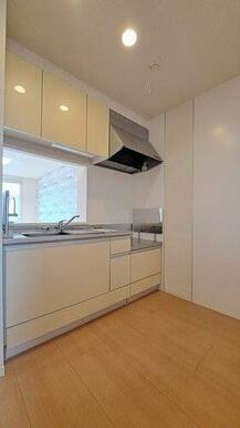 扉パネルを白で統一し、清潔感があり明るい雰囲気のキッチン♪水切り棚や上下に収納スペースを設けている…