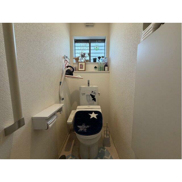 落ち着いた色調のトイレです