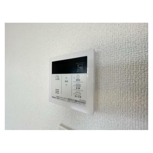 ボタンひとつでお湯張りや追い焚き、温度調整までしてくれる便利なオートバス機能付き