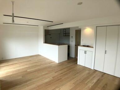 こちらのリビングで趣味の時間をお楽しみください