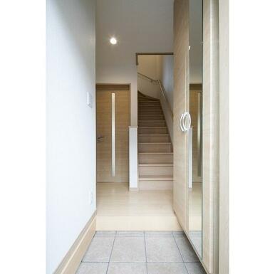 大きなミラー付きシューズクローゼットは