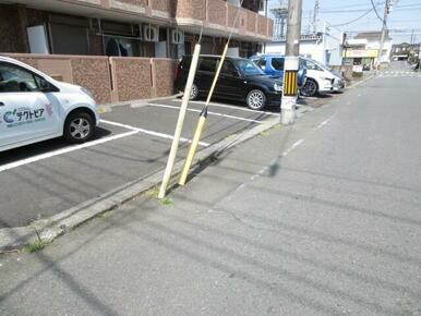 敷地内駐車場は月額８，０００円で貸出可能