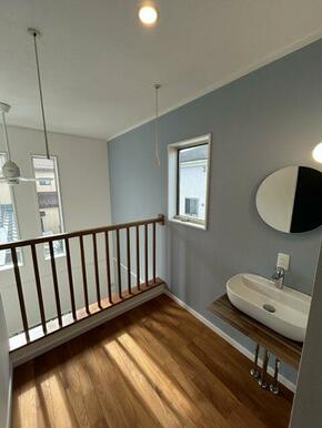 吹き抜けに面したランドリースペース。室内物干しがついています