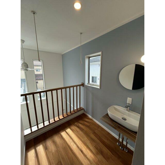 吹き抜けに面したランドリースペース。室内物干しがついています