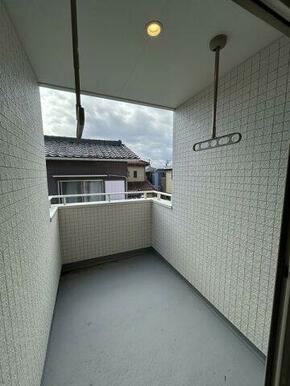 2階ベランダは突然の雨でも洗濯物の被害が最小限になるように、通常よりも奥行を持たせています