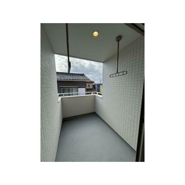 2階ベランダは突然の雨でも洗濯物の被害が最小限になるように、通常よりも奥行を持たせています