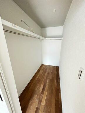 約2.2帖のウォークインクローゼット。棚・パイプ付きで効率的に収納できます