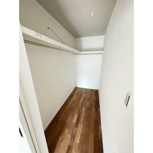 約2.2帖のウォークインクローゼット。棚・パイプ付きで効率的に収納できます