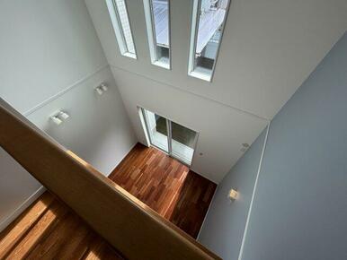 シーリングファンが空気を循環させ夏は涼しく、冬は暖かく、一年を通して快適な空間を作り出すことができ