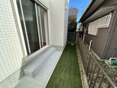 テラス窓はシャッター付きで荒天や防犯面にも安心です