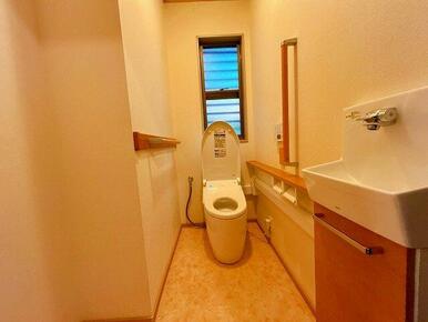 １Ｆトイレには収納スペースをしっかり確保できるスペースがあります