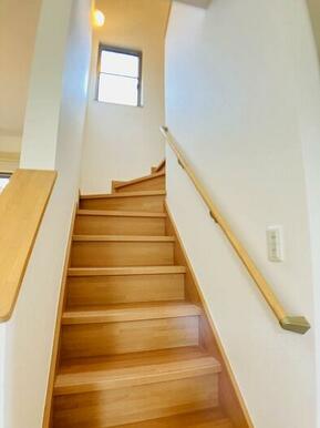 「階段」手すりが付いており、安全にご利用いただけます。