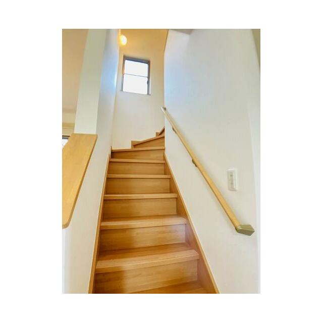 「階段」手すりが付いており、安全にご利用いただけます。