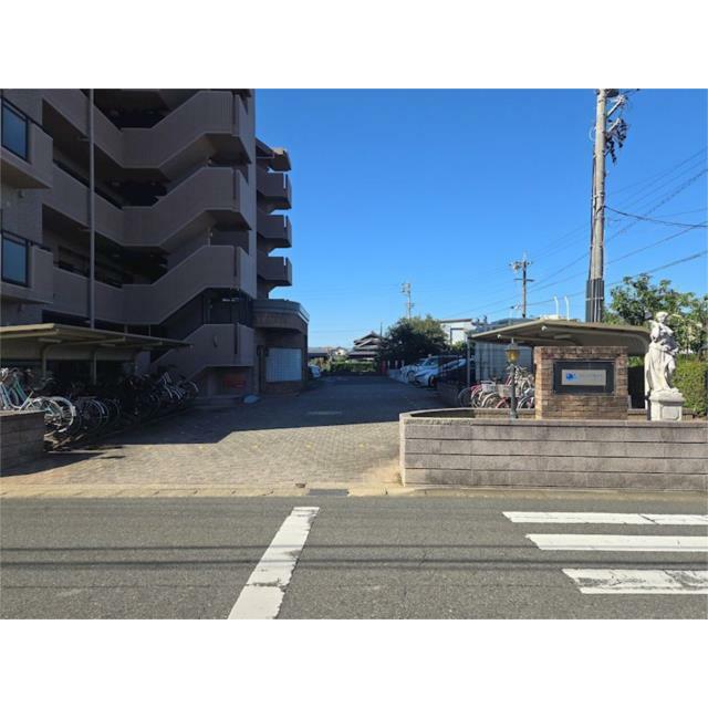 マンション外観と駐輪場、前面道路です。