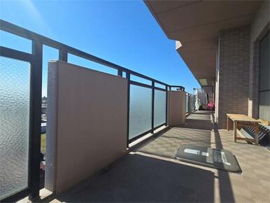 ルーフバルコニーと繋がっています。