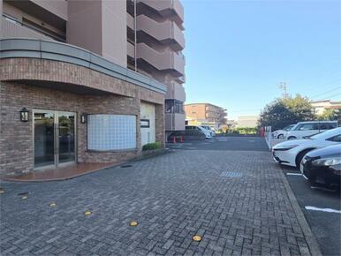 エントランス外観と駐車場です。