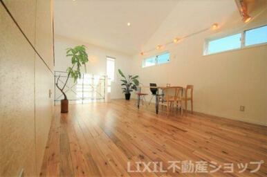 木目の暖かいリビング、吹抜けで天井も高く開放感ある団らんの間