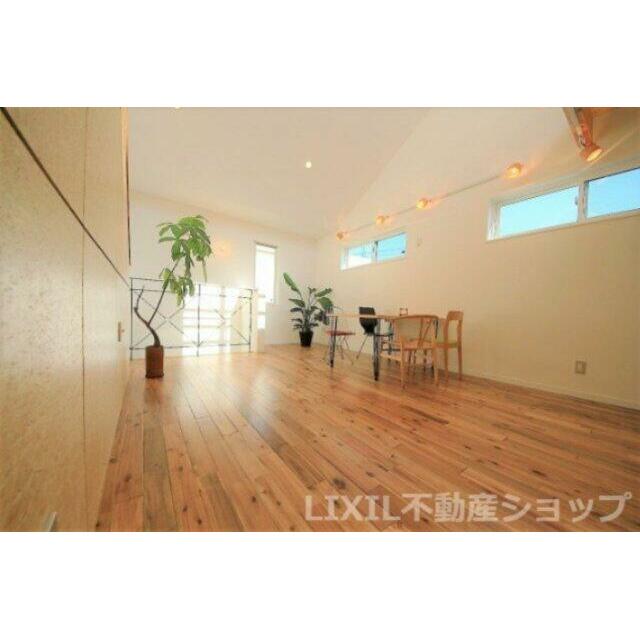 木目の暖かいリビング、吹抜けで天井も高く開放感ある団らんの間