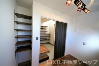 書斎スペースは玄関から直接入れるので、ちょっとした来客や普段はリモートなど