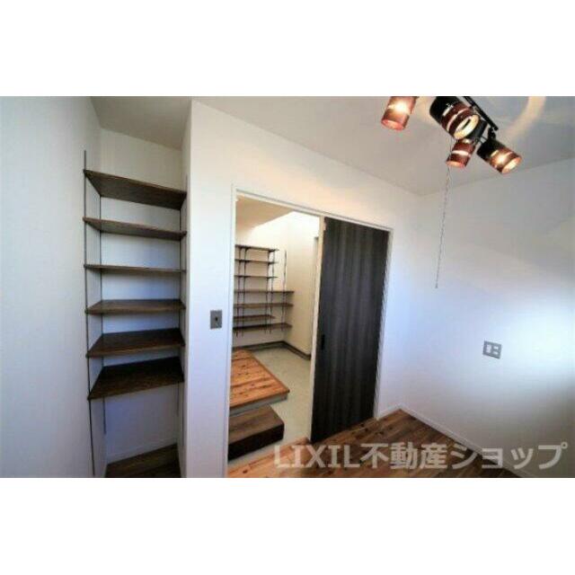 書斎スペースは玄関から直接入れるので、ちょっとした来客や普段はリモートなど