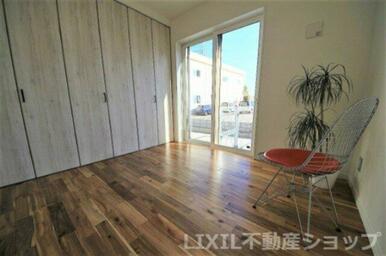 収納建具も高さがあり、お部屋のアクセントに