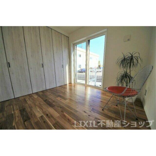 収納建具も高さがあり、お部屋のアクセントに