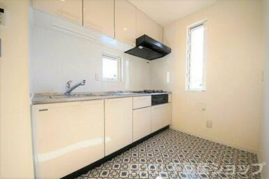 白を基調とした明るいキッチン