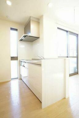 【キッチン】開放感のあるＬＩＸＩＬ製１８００サイズのカウンターキッチン。コンロはＩＨクッキングヒー…