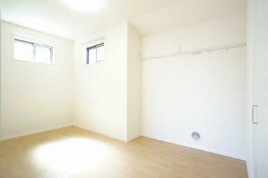 【５．５帖洋室】高い位置で２方向に窓がある角部屋です。こちらのお部屋にも備え付けのＬＥＤシーリング…