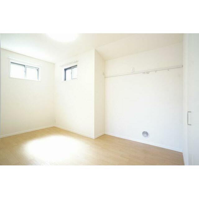 【５．５帖洋室】高い位置で２方向に窓がある角部屋です。こちらのお部屋にも備え付けのＬＥＤシーリング…