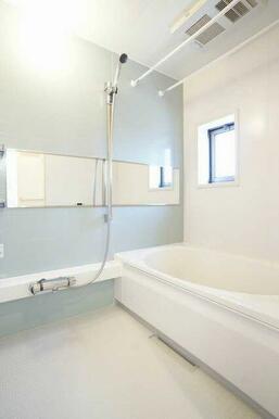 【浴室】１３１８サイズのユニットバス。追い焚き機能、浴室暖房乾燥機能、保温浴槽、ランドリーパイプ、…