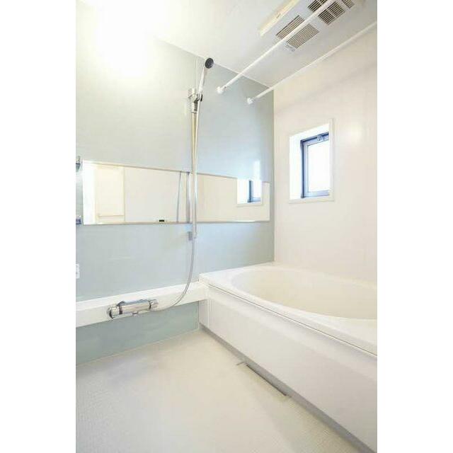 【浴室】１３１８サイズのユニットバス。追い焚き機能、浴室暖房乾燥機能、保温浴槽、ランドリーパイプ、…