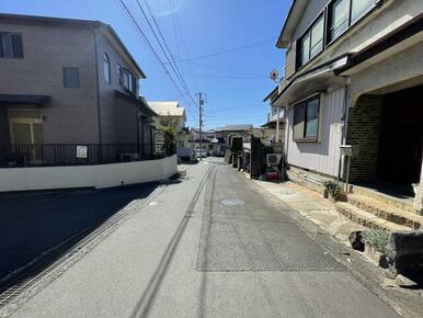 西側接面道路はゆったり４．５ｍ