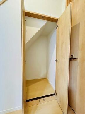 「廊下」階段下収納スペースがあり、清掃道具など収納しておくことができます