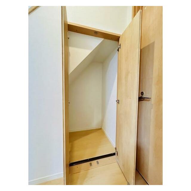 「廊下」階段下収納スペースがあり、清掃道具など収納しておくことができます