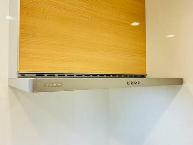 「キッチン」レンジフードはお手入れしやすいスリム側に新品交換しております