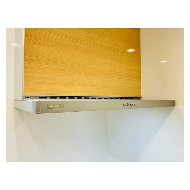 「キッチン」レンジフードはお手入れしやすいスリム側に新品交換しております