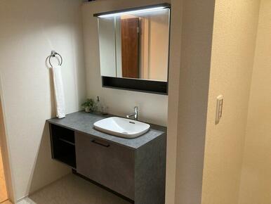 女性のお化粧や男性の身だしなみに洗面台は不可欠（1号棟）