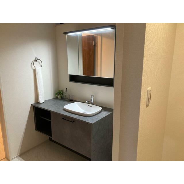 女性のお化粧や男性の身だしなみに洗面台は不可欠（1号棟）