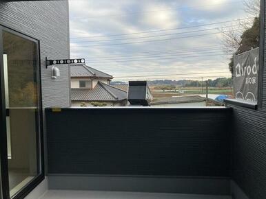洗濯物や布団をたっぷり干せるのがうれしいバルコニー （1号棟）